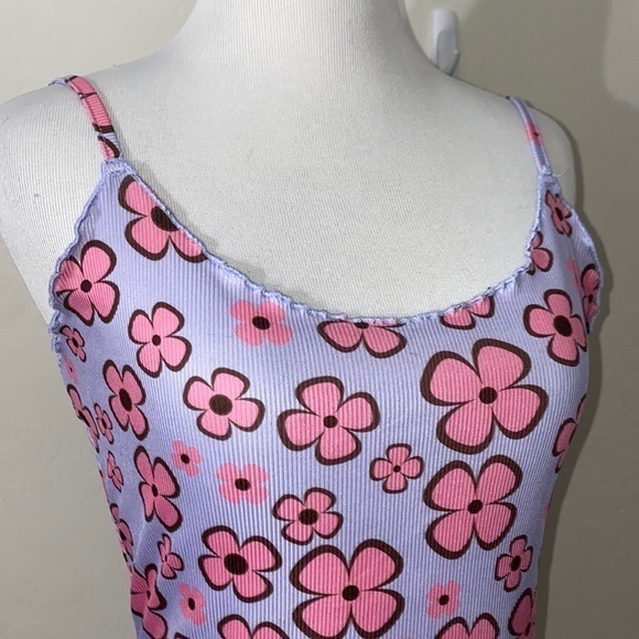 Shein women’s medium lettuce trim floral rib knit cami crop top - Picture 3 of 7